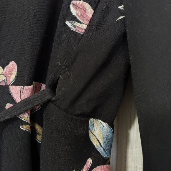 Springfield true wrap floral print v-neck with eyelash lace trim blouse size 6 - Picture 10 of 12